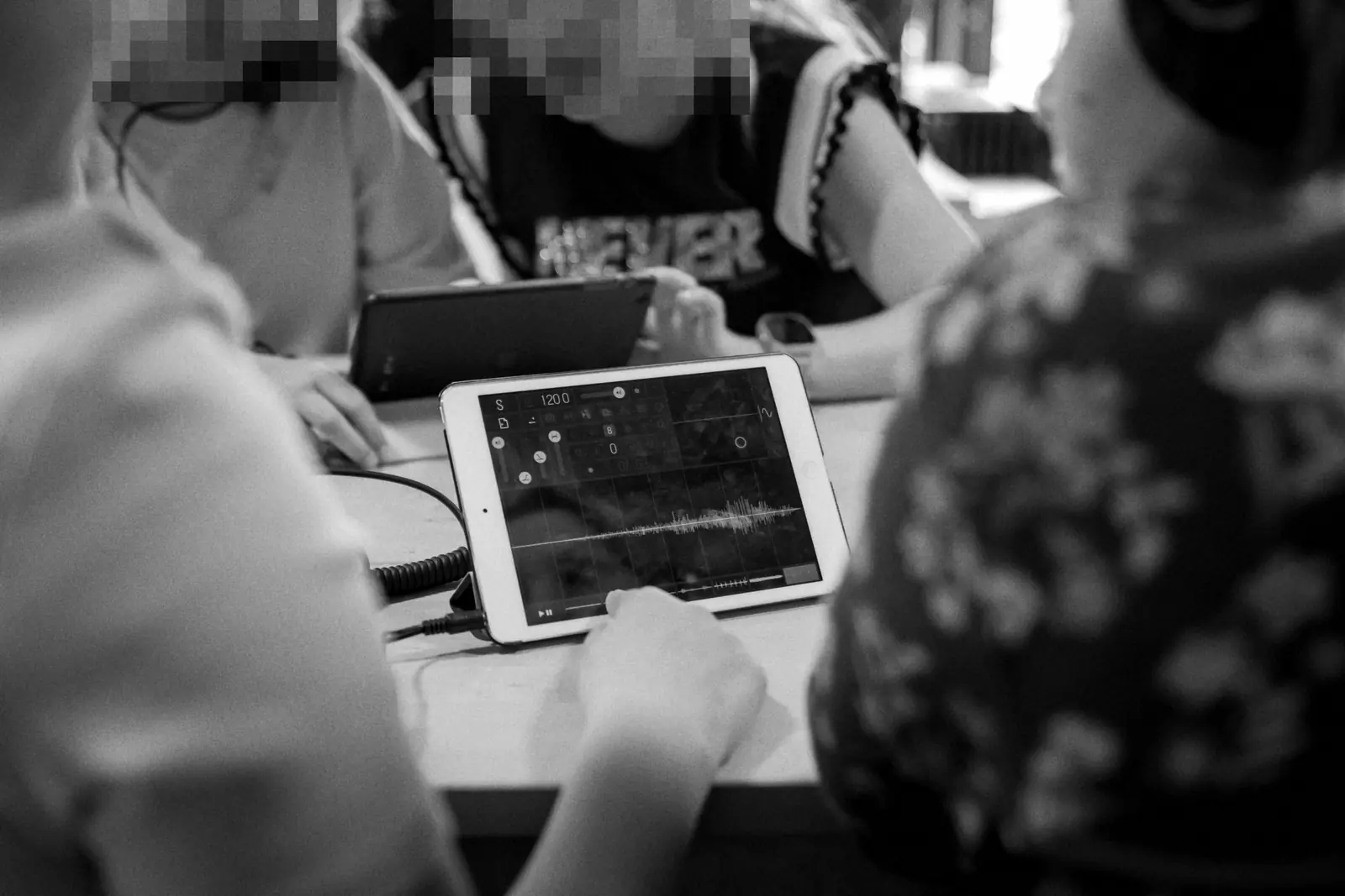 Leerlingen werken samen in een muziekapp op een iPad